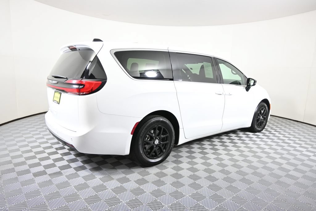 Used 2024 Chrysler Pacifica Touring FWD image 6