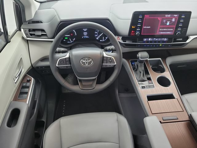 Used 2024 Toyota Sienna XLE FWD image 16