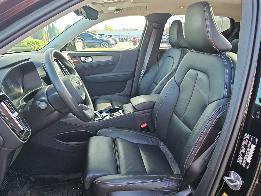 Used 2023 Volvo XC40 B5 Ultimate w/ Protection Package Premier AWD/4WD image 3