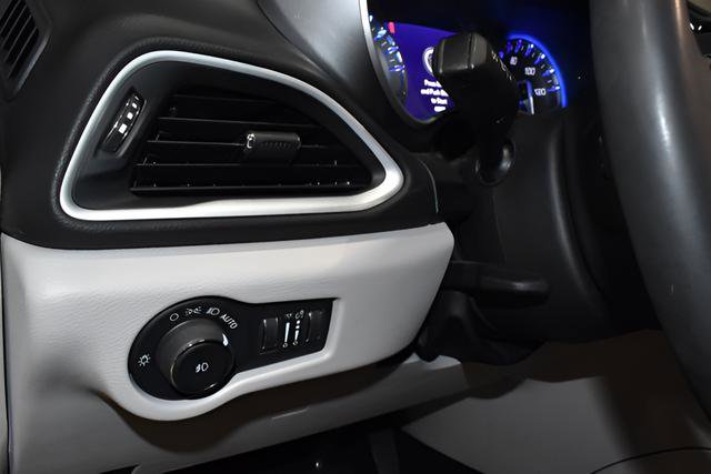 Used 2024 Chrysler Pacifica Touring-L FWD image 25