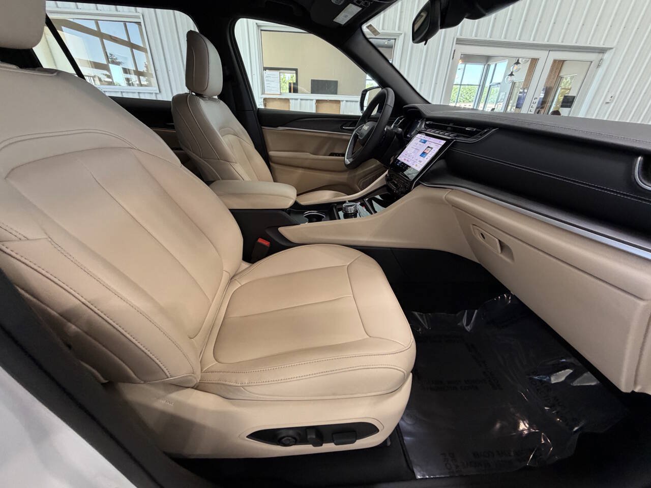 Used 2024 Jeep Grand Cherokee L Limited AWD/4WD image 13