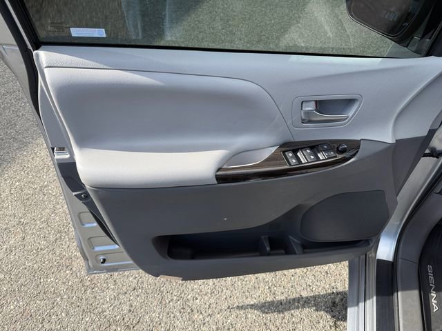 Used 2017 Toyota Sienna XLE w/ XLE Navigation Package AWD/4WD image 26