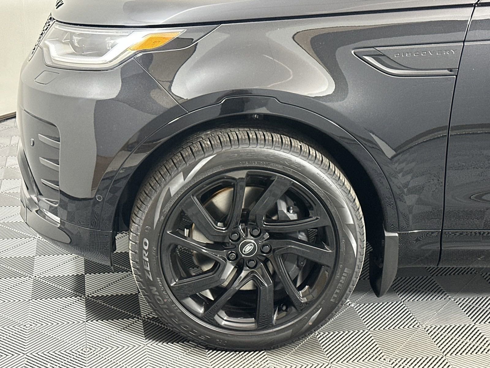 Certified 2025 Land Rover Discovery Dynamic SE AWD/4WD image 10