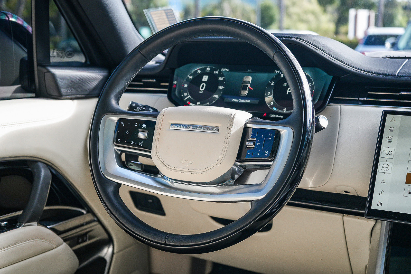 Certified 2025 Land Rover Range Rover SE image 16