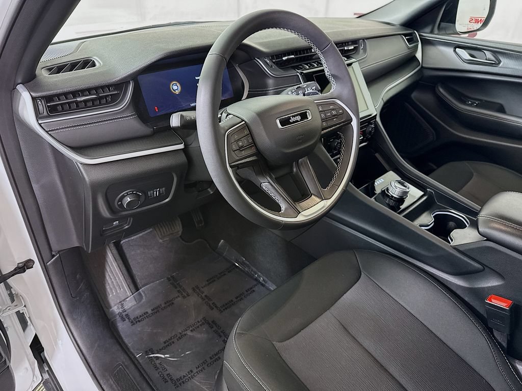 Used 2025 Jeep Grand Cherokee Laredo X AWD/4WD image 18