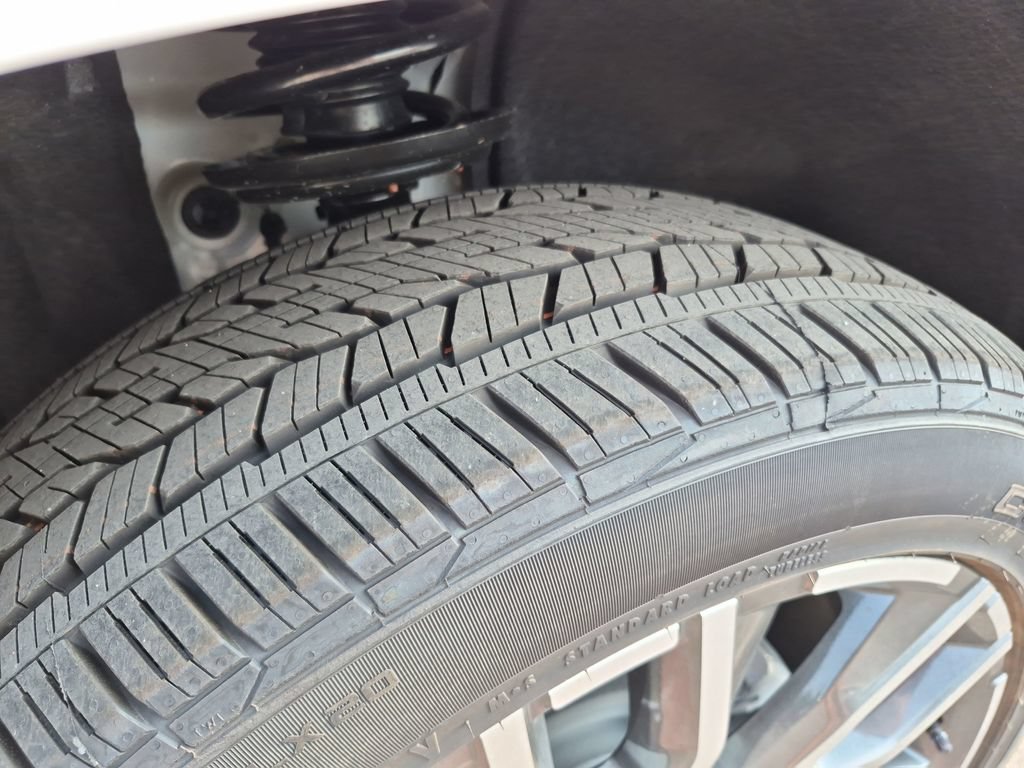 New 2027 GMC Acadia Denali Ultimate w/ LPO, Floor Liner Package FWD image 16