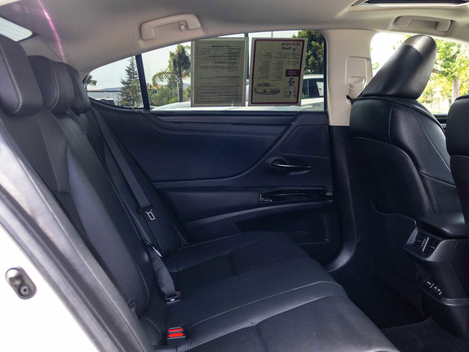 Used 2025 Lexus ES 300h w/ Premium Package image 17