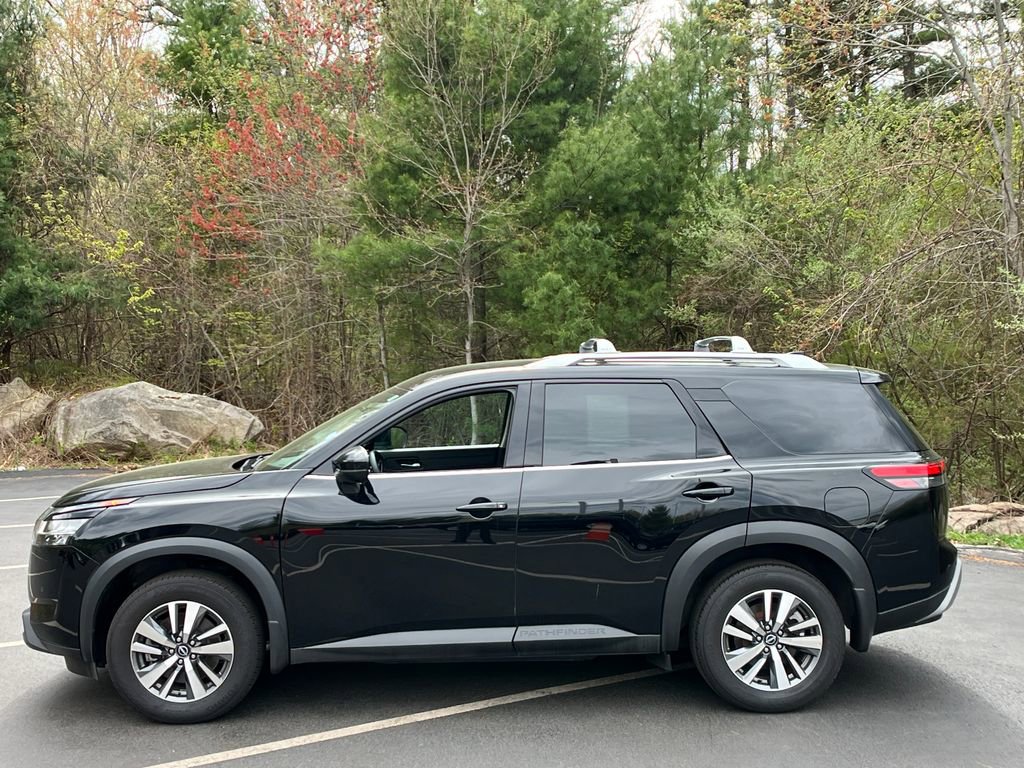 Used 2024 Nissan Pathfinder SL AWD/4WD image 2