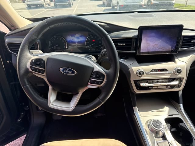 Used 2023 Ford Explorer XLT w/ Equipment Group 202A AWD/4WD image 17