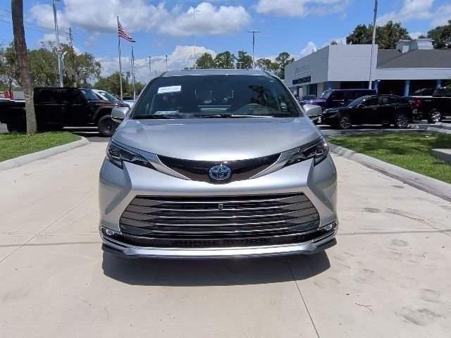 Used 2025 Toyota Sienna Platinum FWD image 14