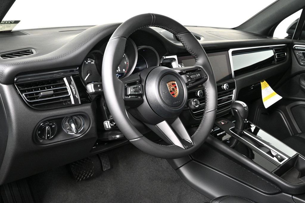 Certified 2026 Porsche Macan AWD/4WD image 4
