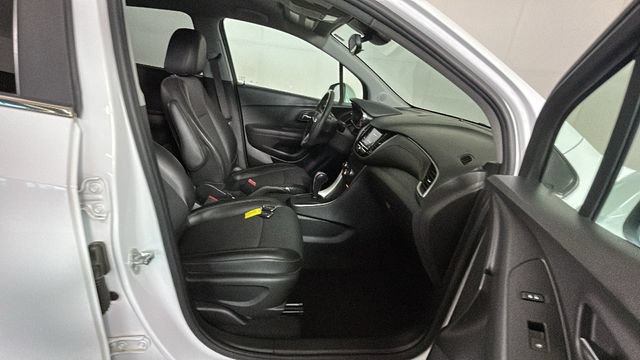 Used 2020 Chevrolet Trax LT w/ LT Convenience Package FWD image 30