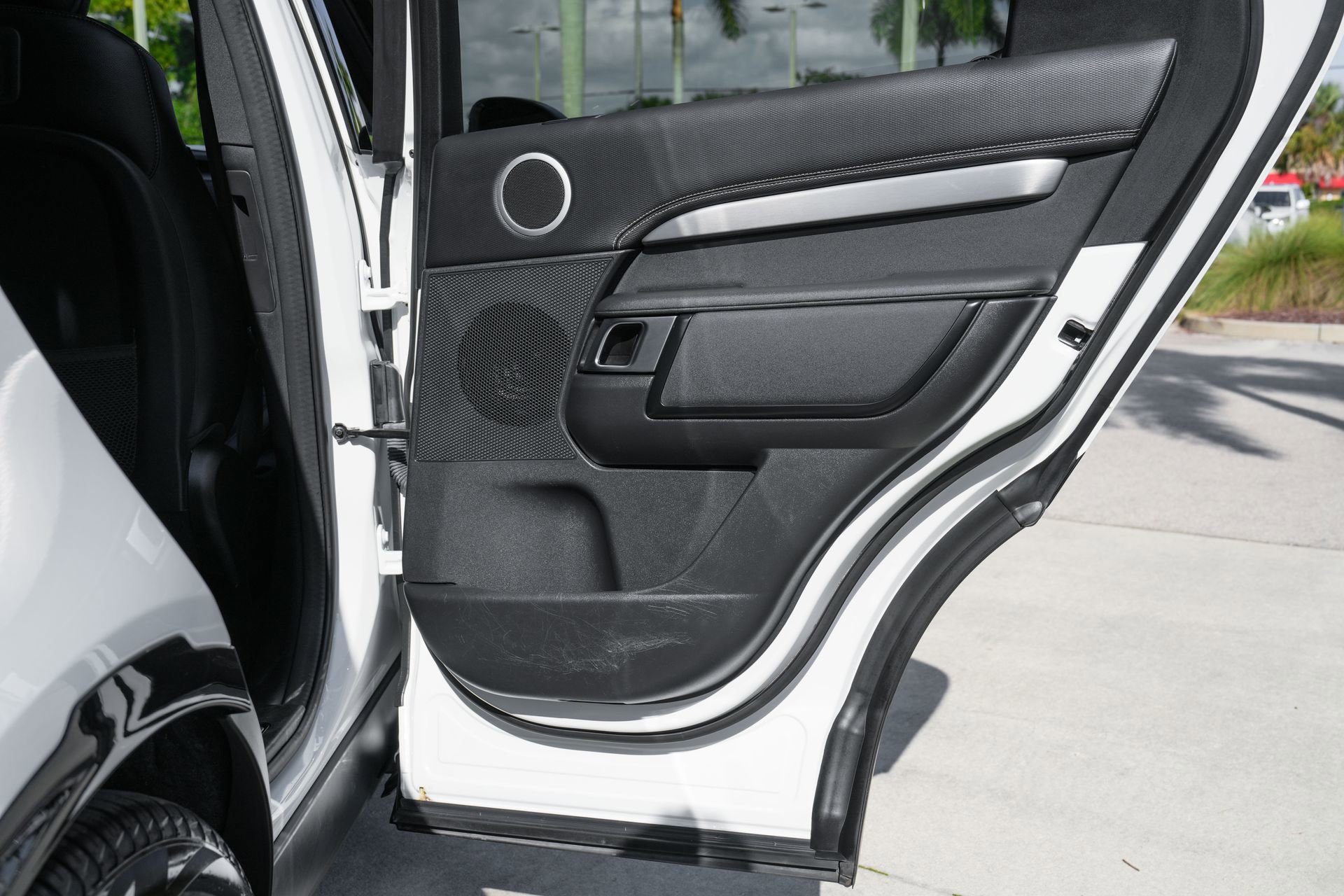 Used 2024 Land Rover Discovery Dynamic SE image 34