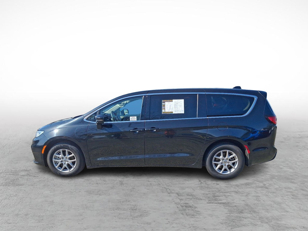 Used 2023 Chrysler Pacifica Touring-L image 2