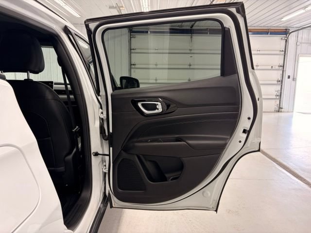 Used 2025 Jeep Compass Latitude w/ Altitude Special Edition AWD/4WD image 8