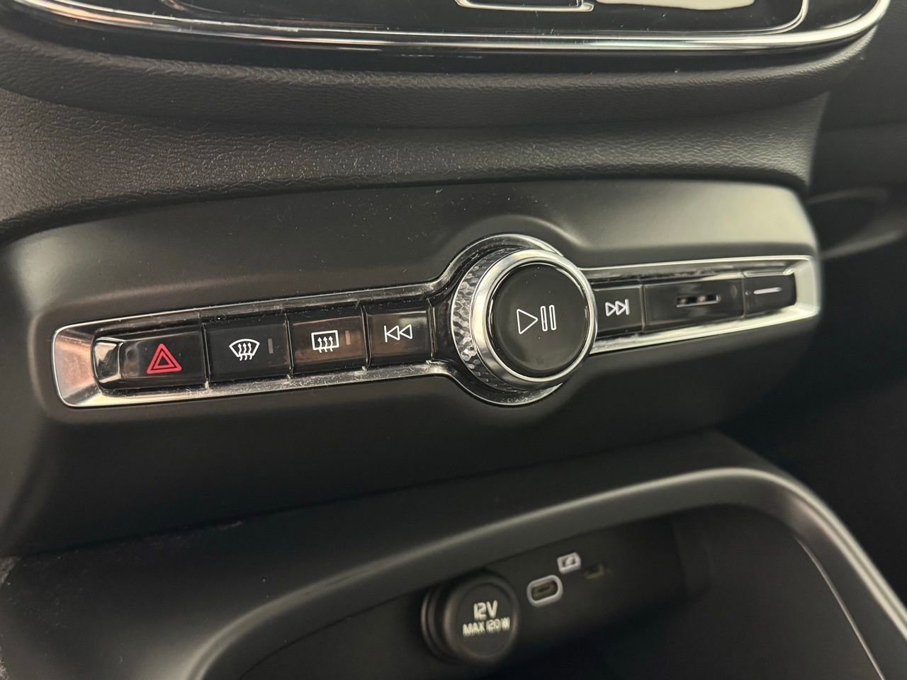 Used 2024 Volvo XC40 B5 Core image 21