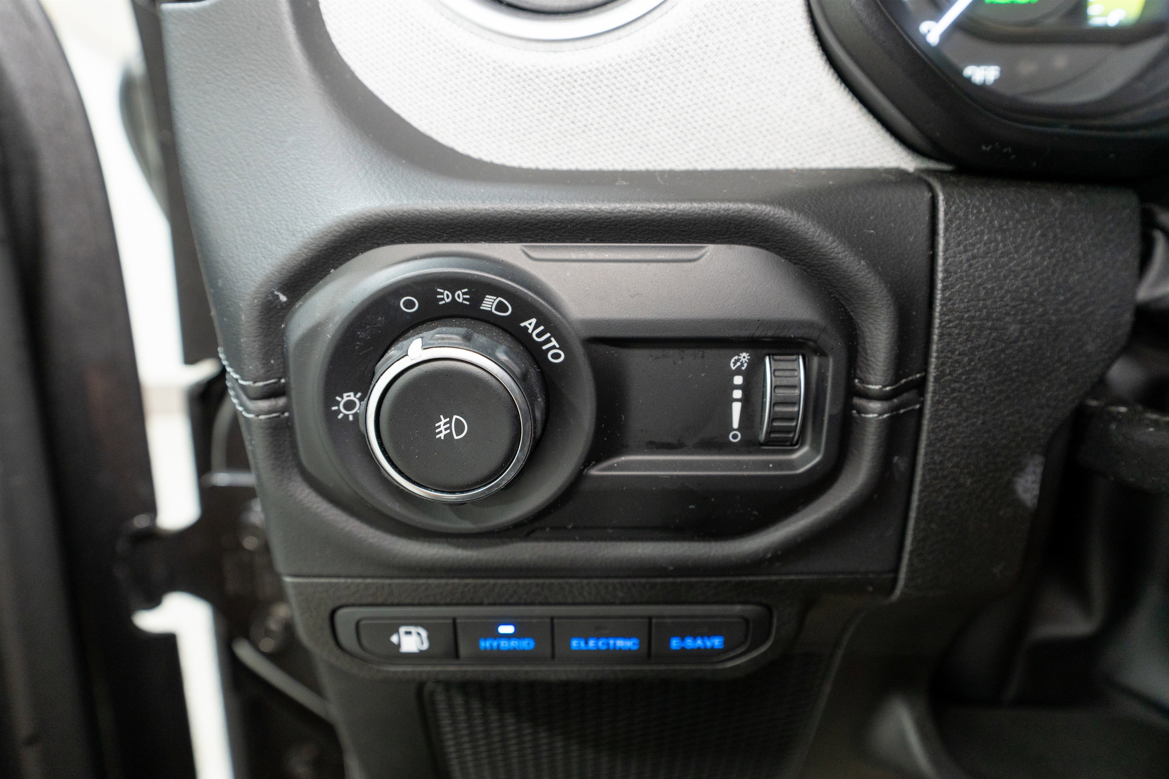Used 2025 Jeep Wrangler Sahara AWD/4WD image 31