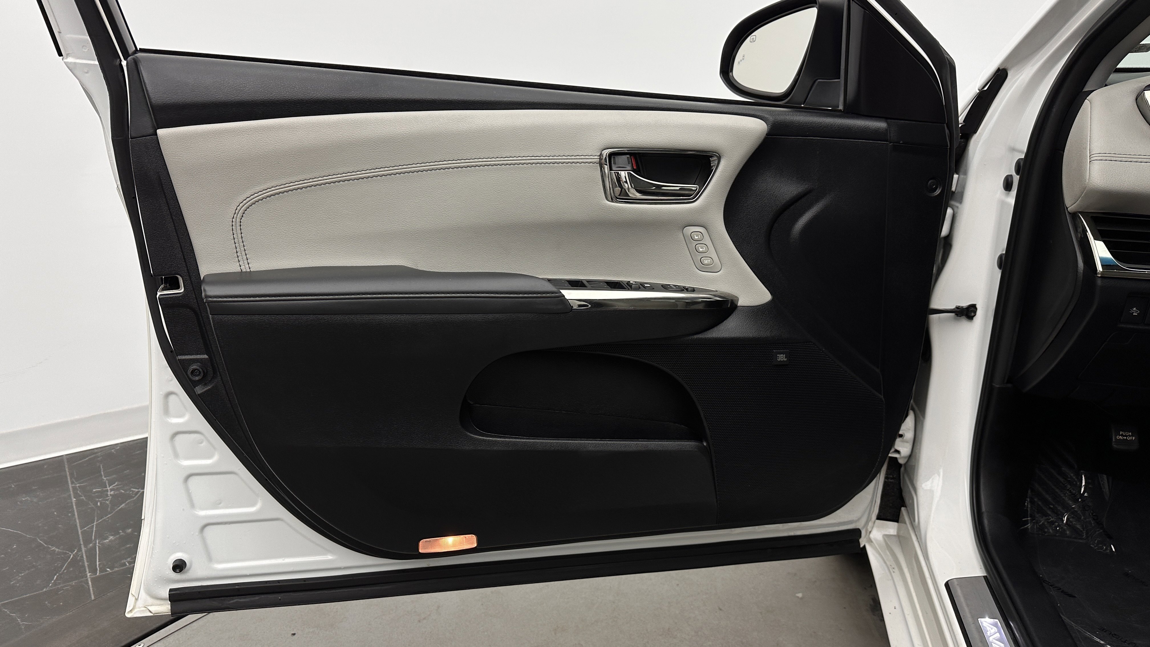 Used 2018 Toyota Avalon Limited w/ Protection Package FWD image 12