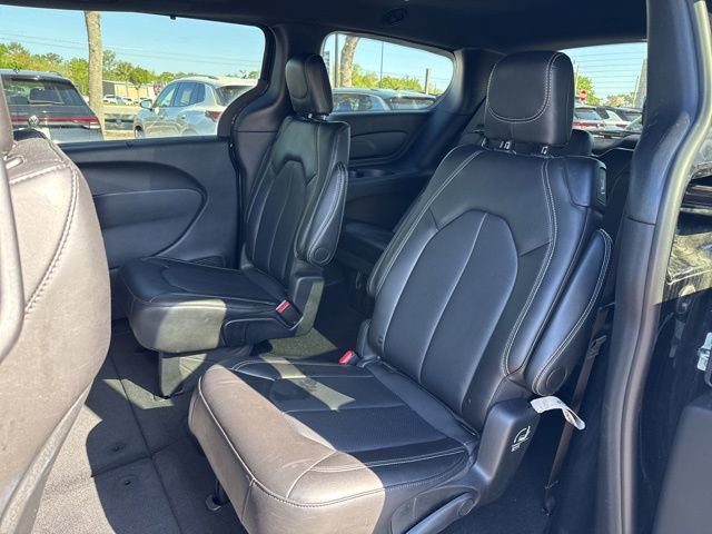 Used 2025 Chrysler Pacifica Select image 18