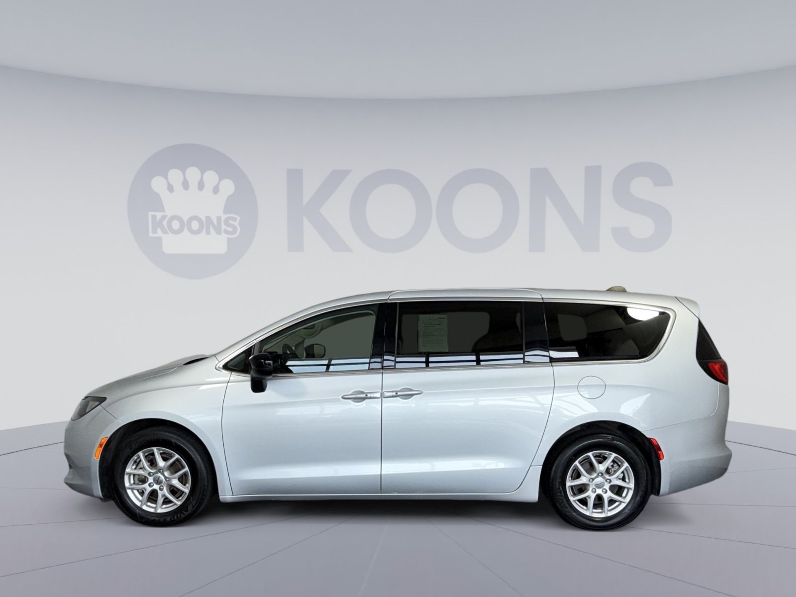 Used 2024 Chrysler Voyager LX FWD image 2