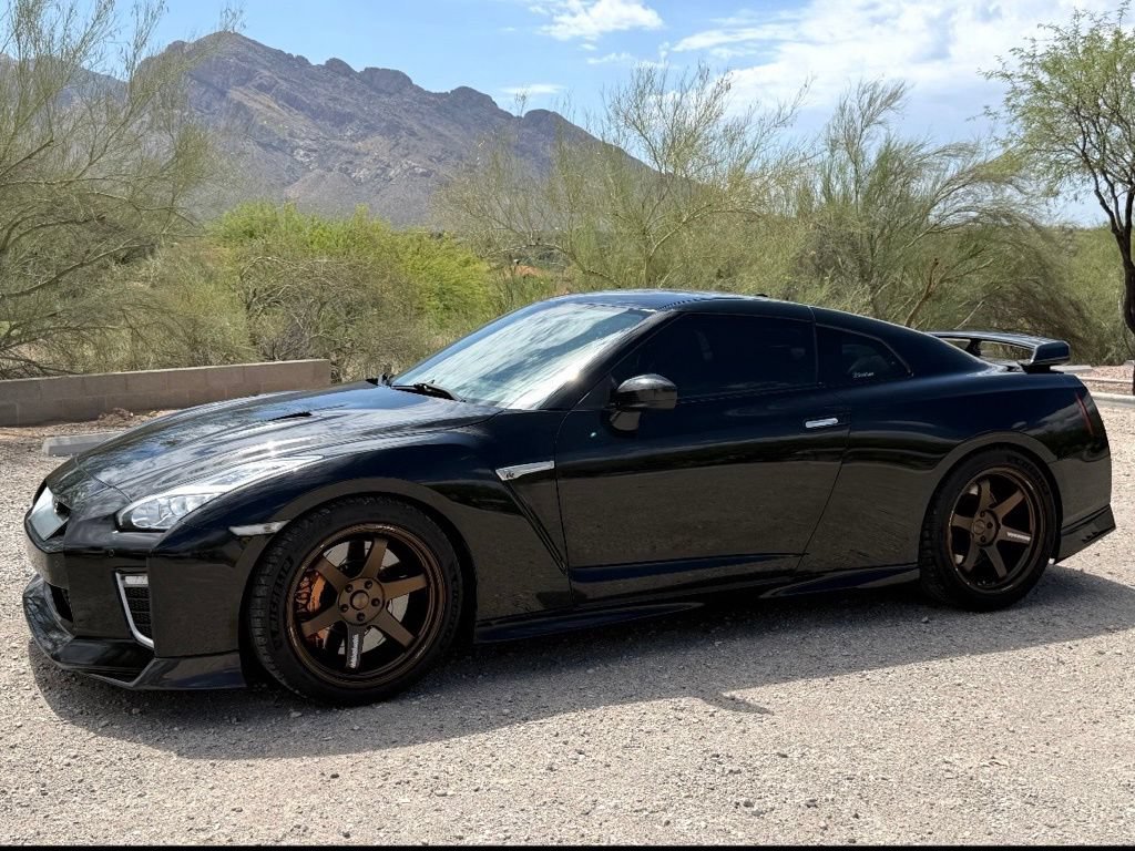 Used 2020 Nissan GT-R Premium w/ Premium Interior Package AWD/4WD image 2
