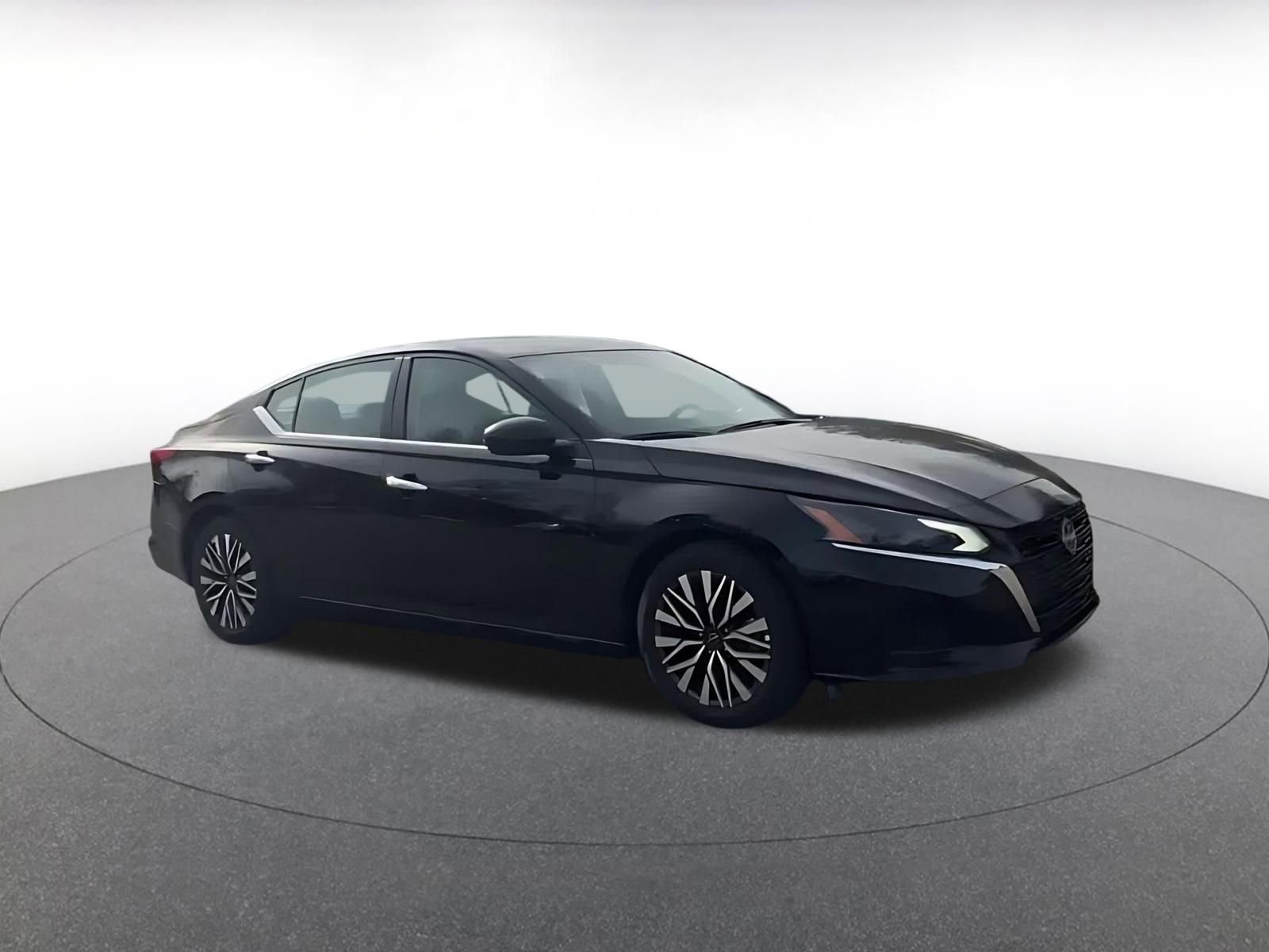 Used 2025 Nissan Altima 2.5 SV FWD image 2