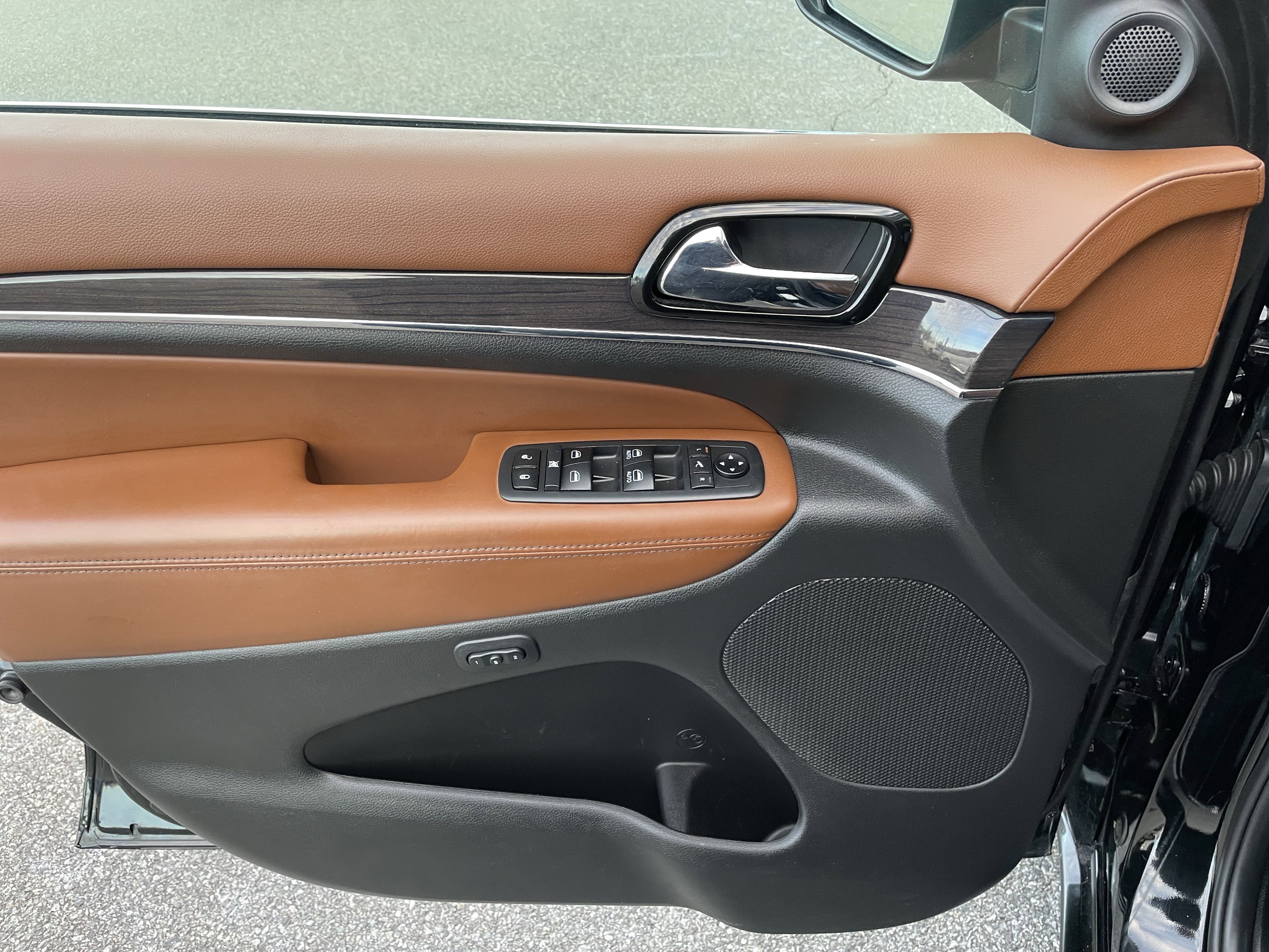 Used 2020 Jeep Grand Cherokee Overland image 12