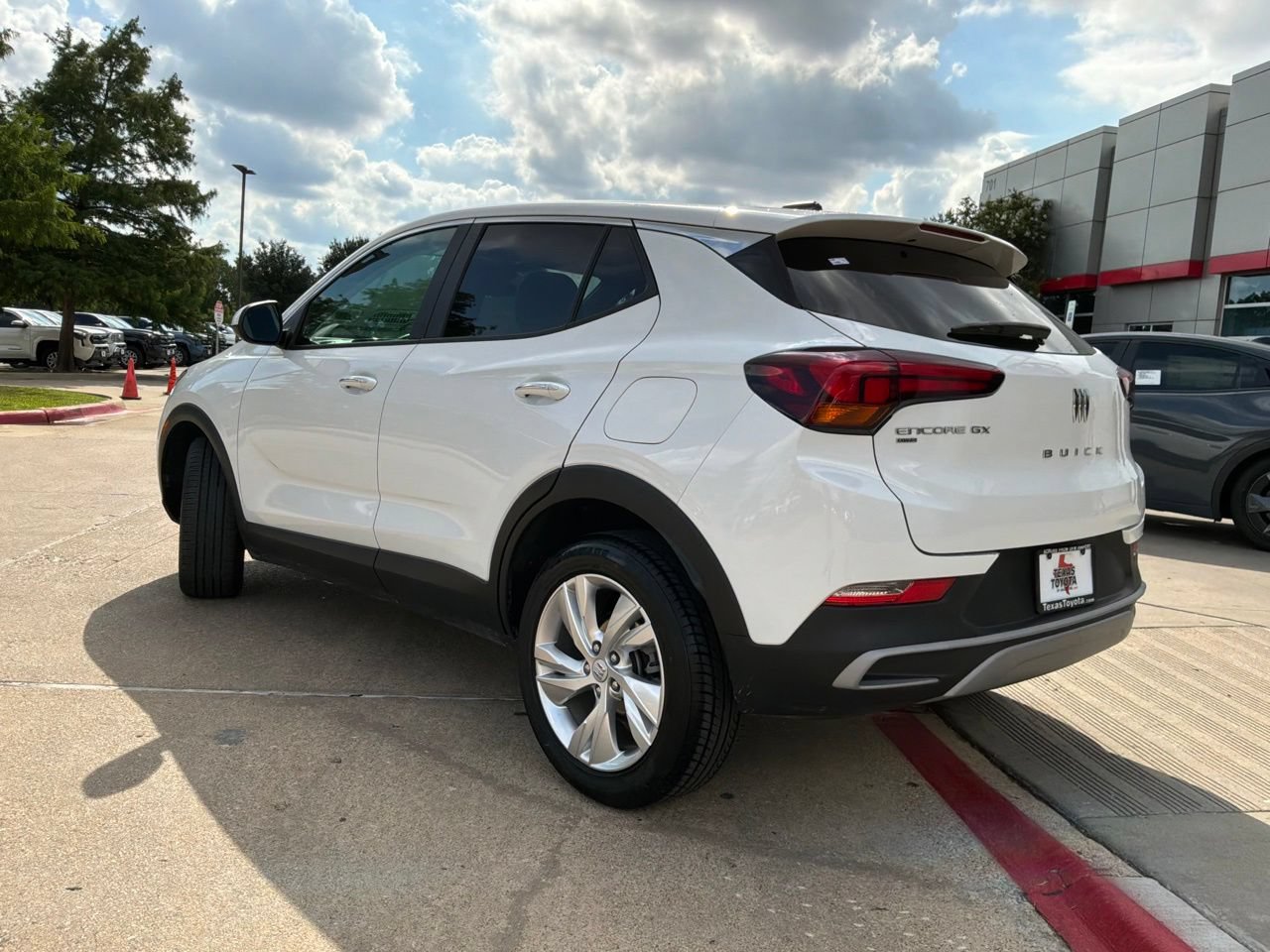 Used 2025 Buick Encore GX Preferred AWD/4WD image 8
