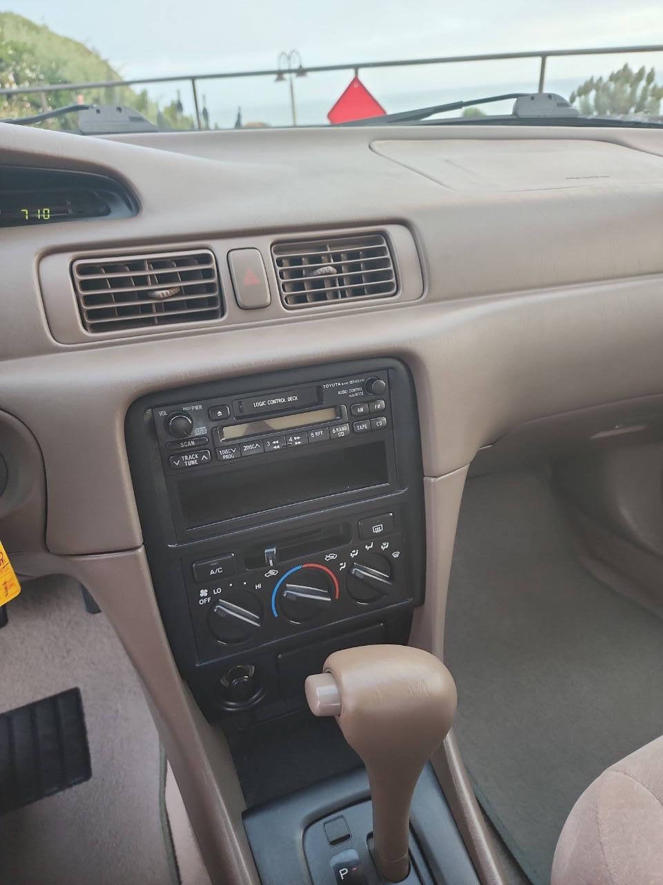 Used 1998 Toyota Camry XLE FWD image 12