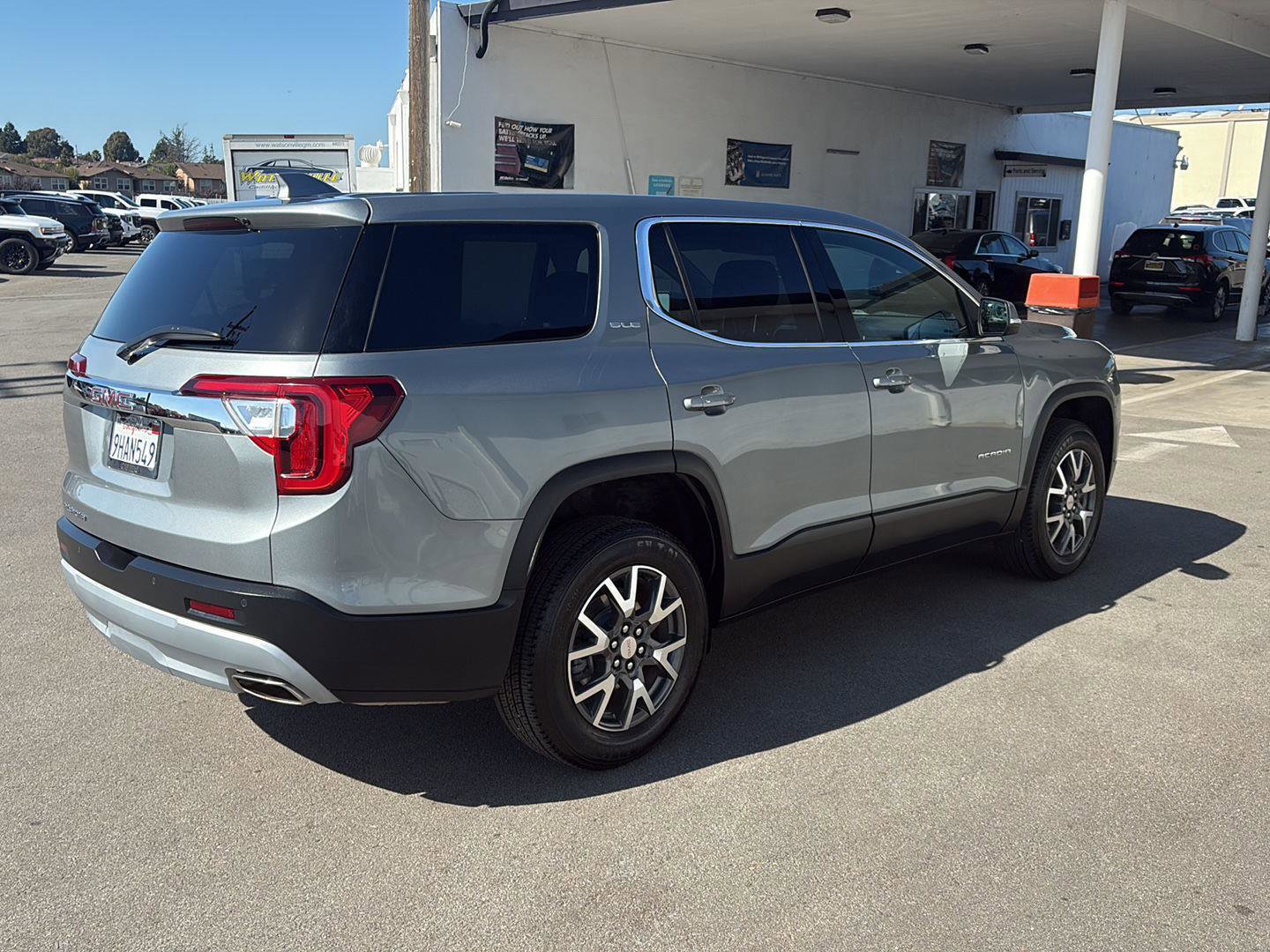 Used 2023 GMC Acadia SLE image 3