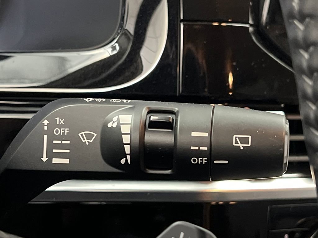 Used 2025 Nissan Pathfinder SL FWD image 45