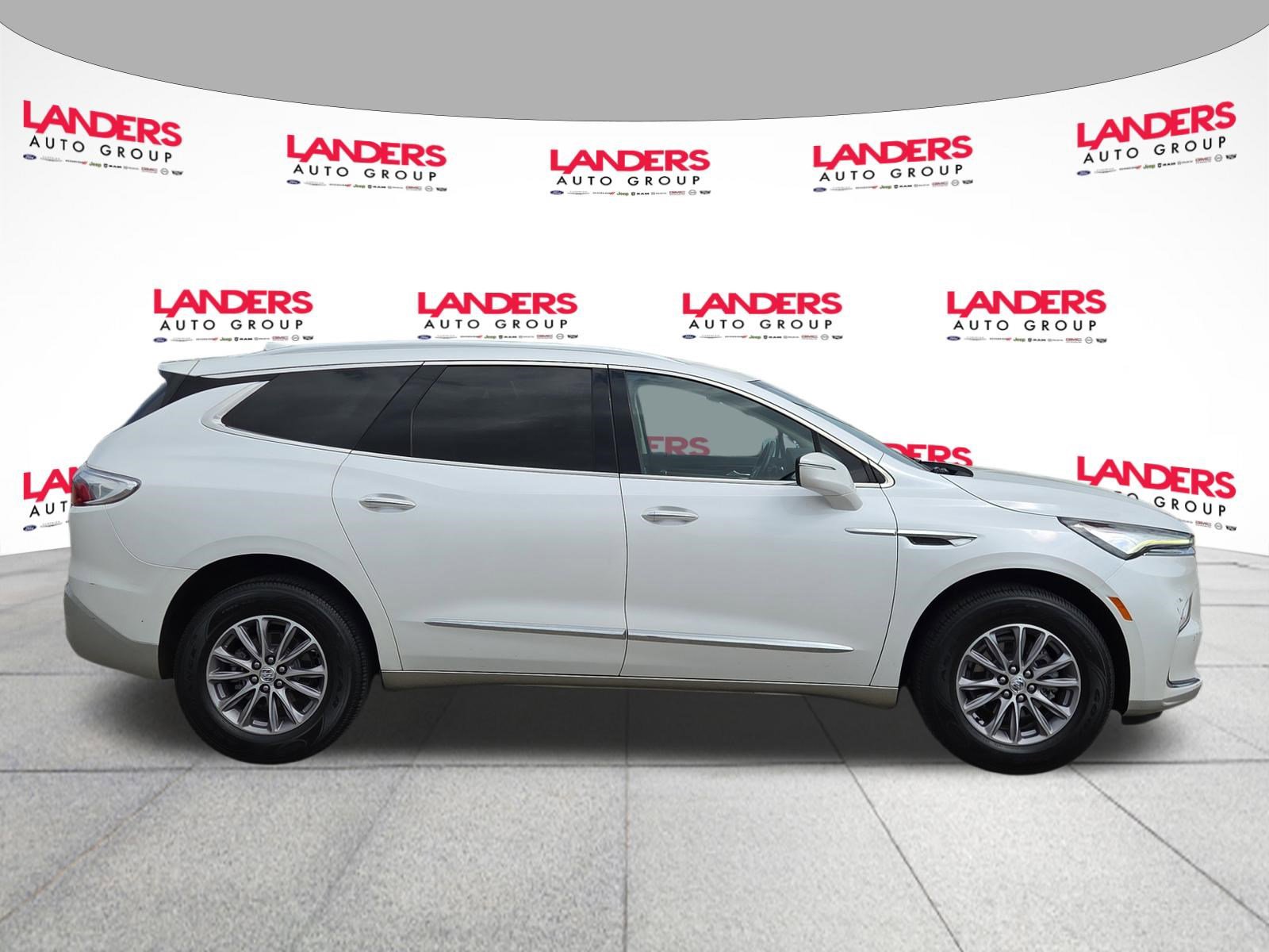 Used 2023 Buick Enclave Essence image 2