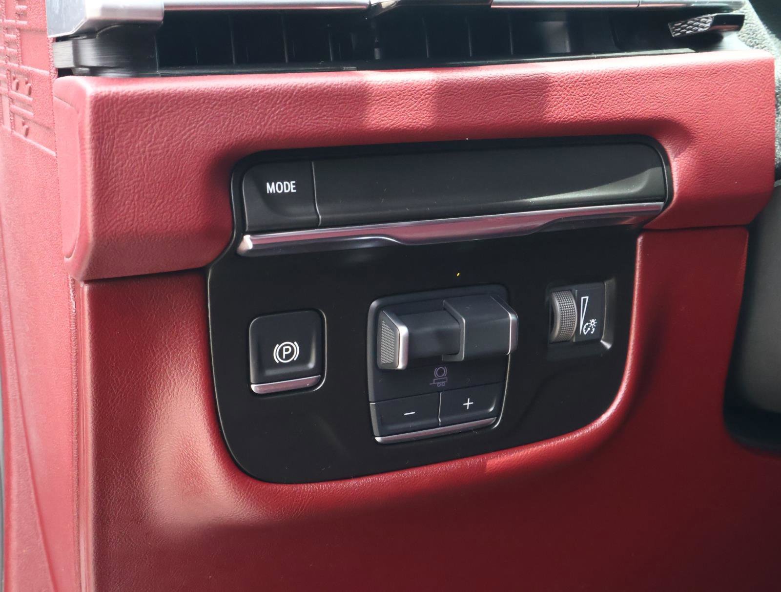 Used 2025 Cadillac Escalade Premium Luxury RWD image 32