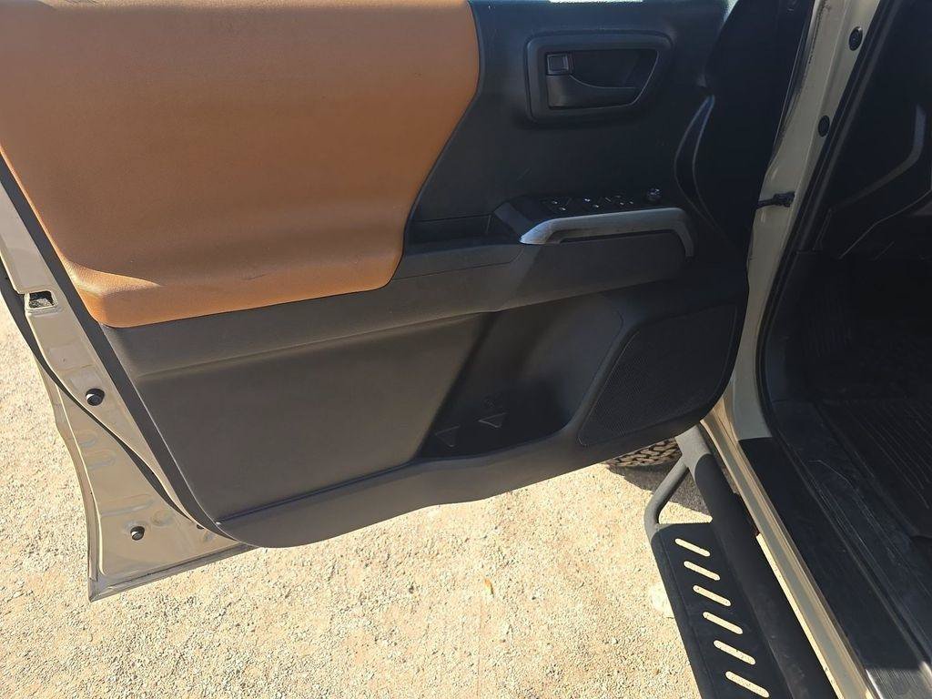 Used 2019 Toyota Tacoma SR5 AWD/4WD image 11