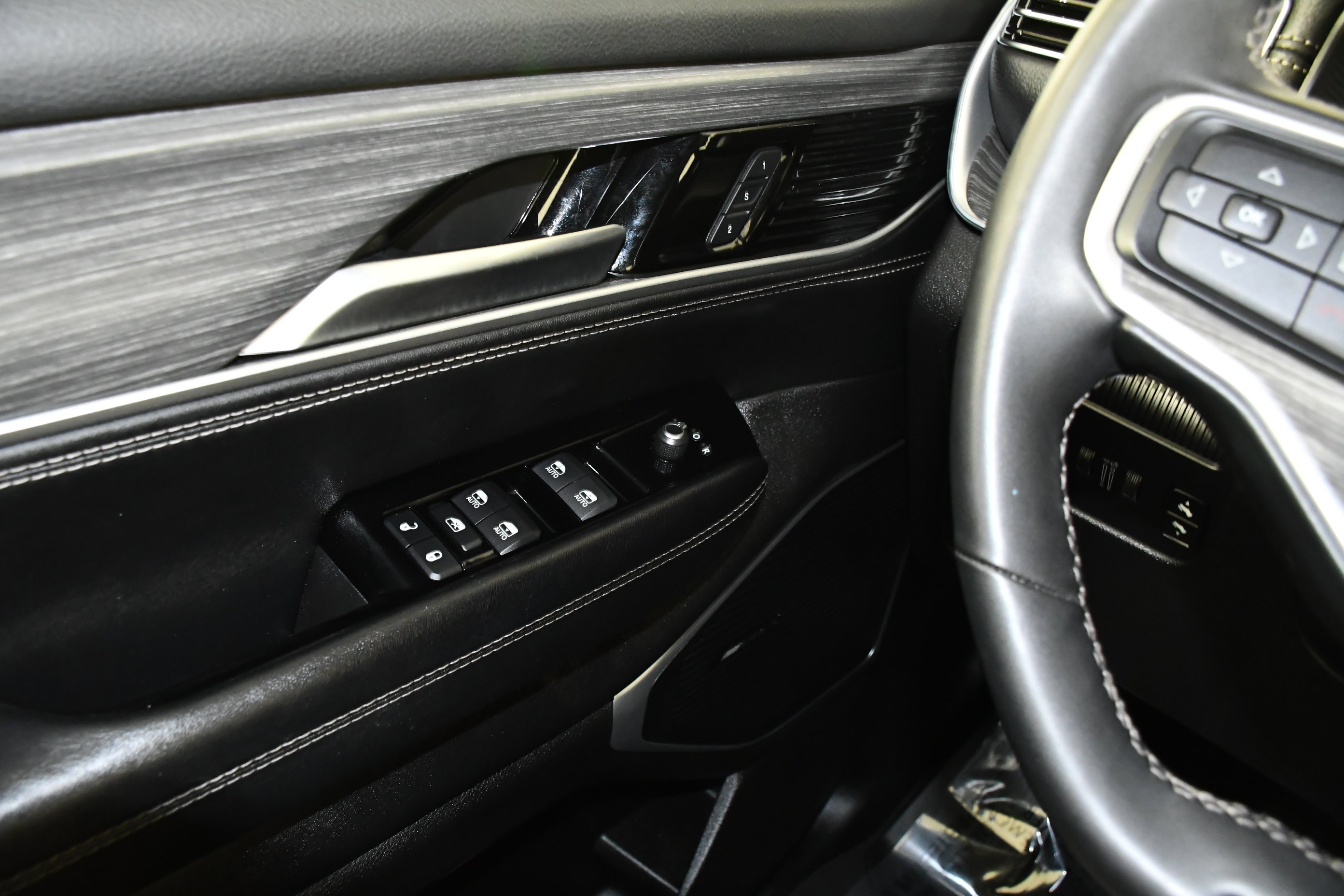 Used 2024 Jeep Wagoneer Series III AWD/4WD image 34