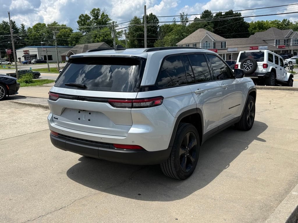 Used 2023 Jeep Grand Cherokee Altitude AWD/4WD image 6