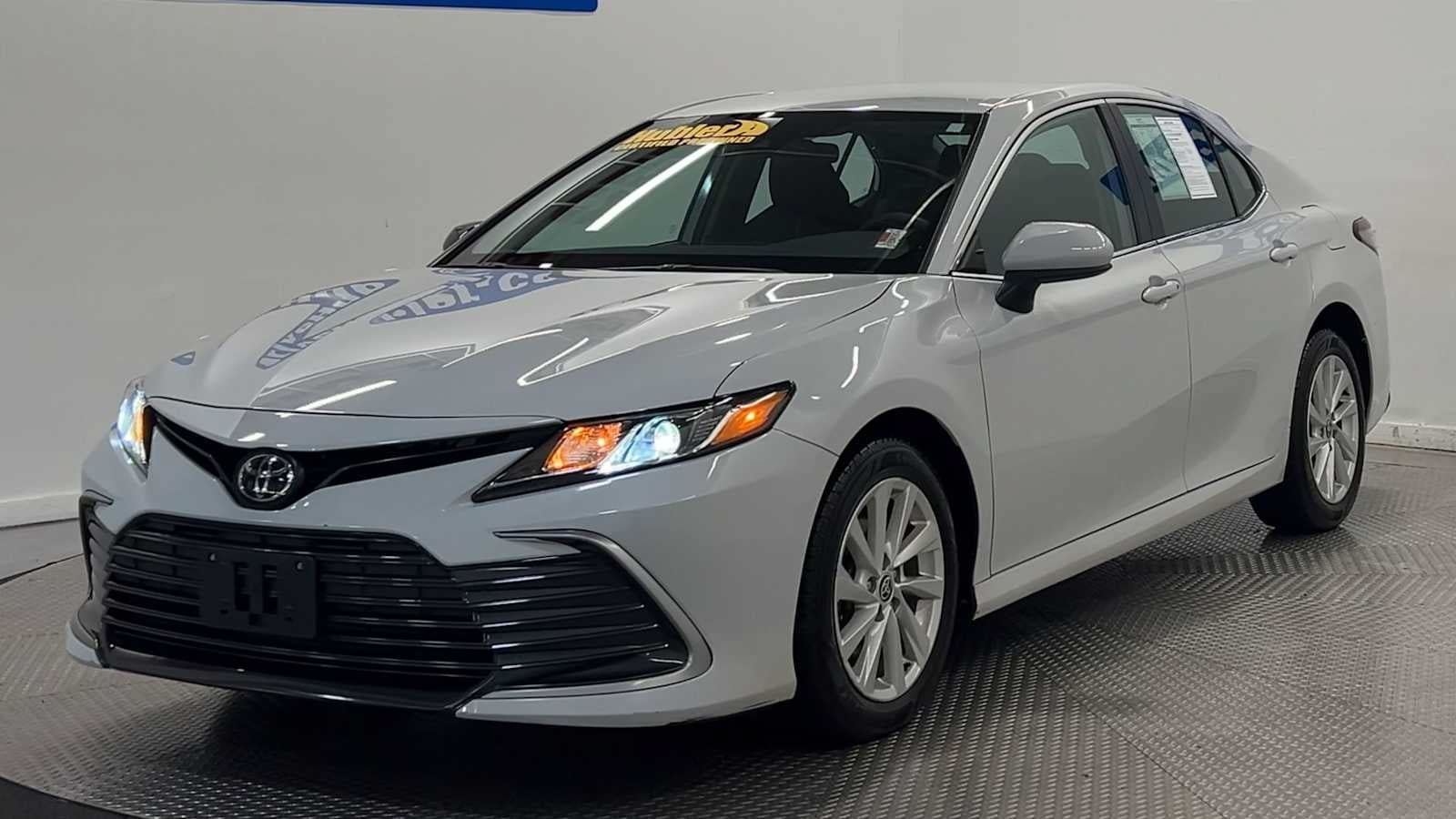 Used 2022 Toyota Camry LE w/ Carpet Mat Package (TMS) AWD/4WD image 4
