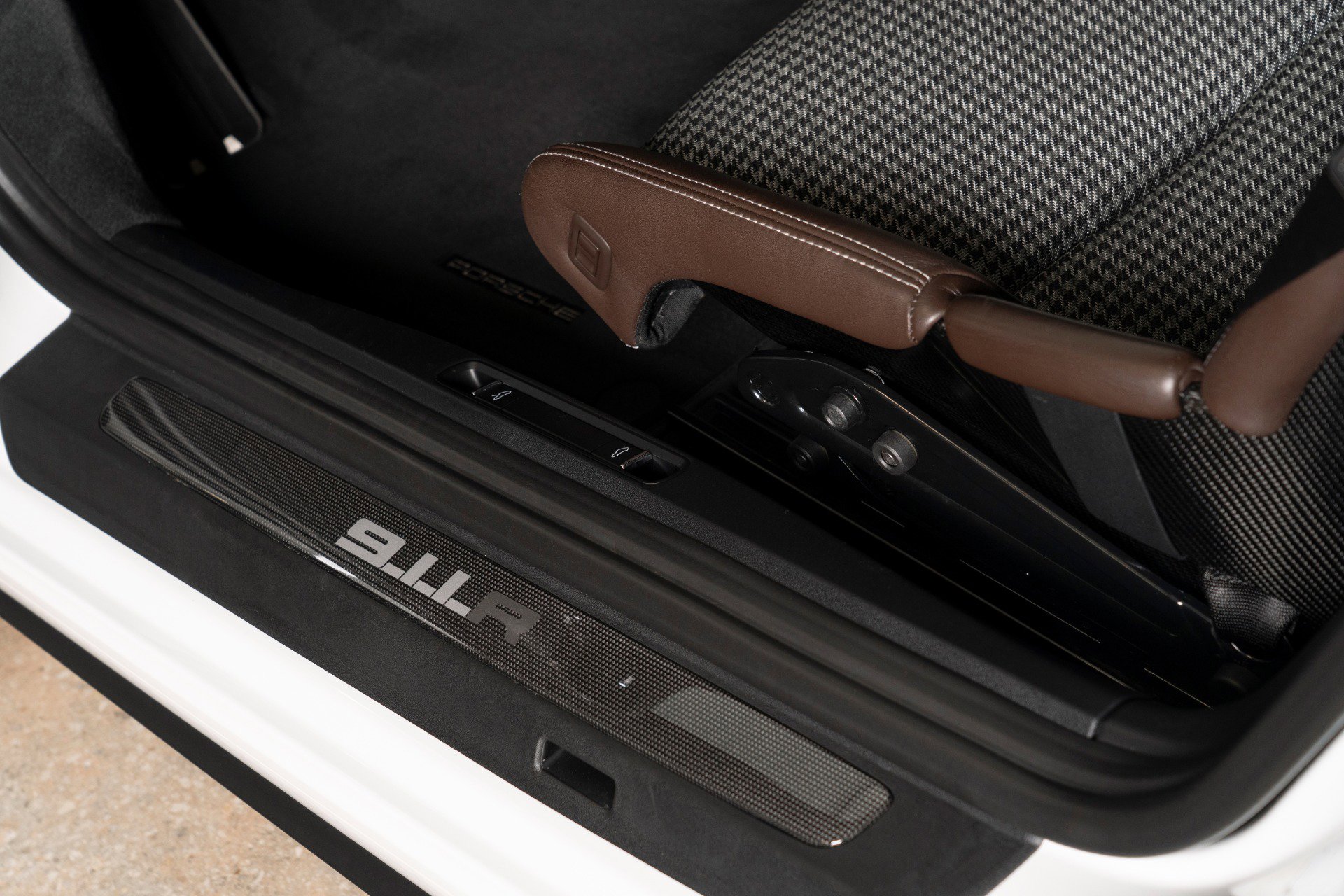 Used 2016 Porsche 911 R image 27