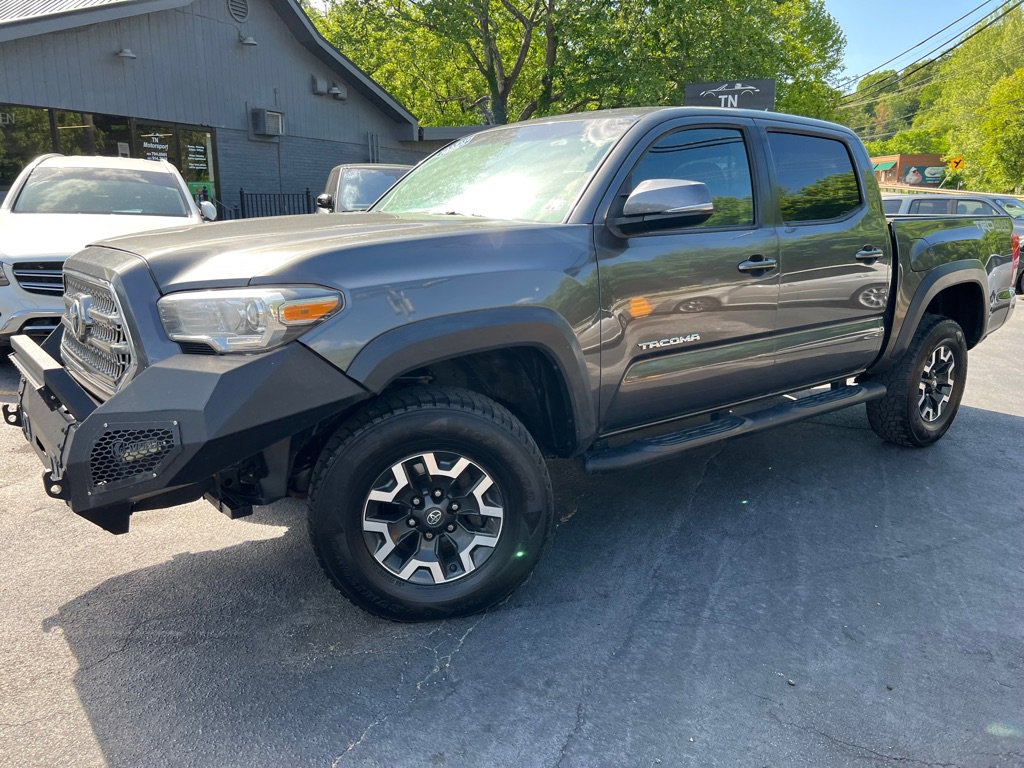 Used 2017 Toyota Tacoma TRD Off-Road image 2