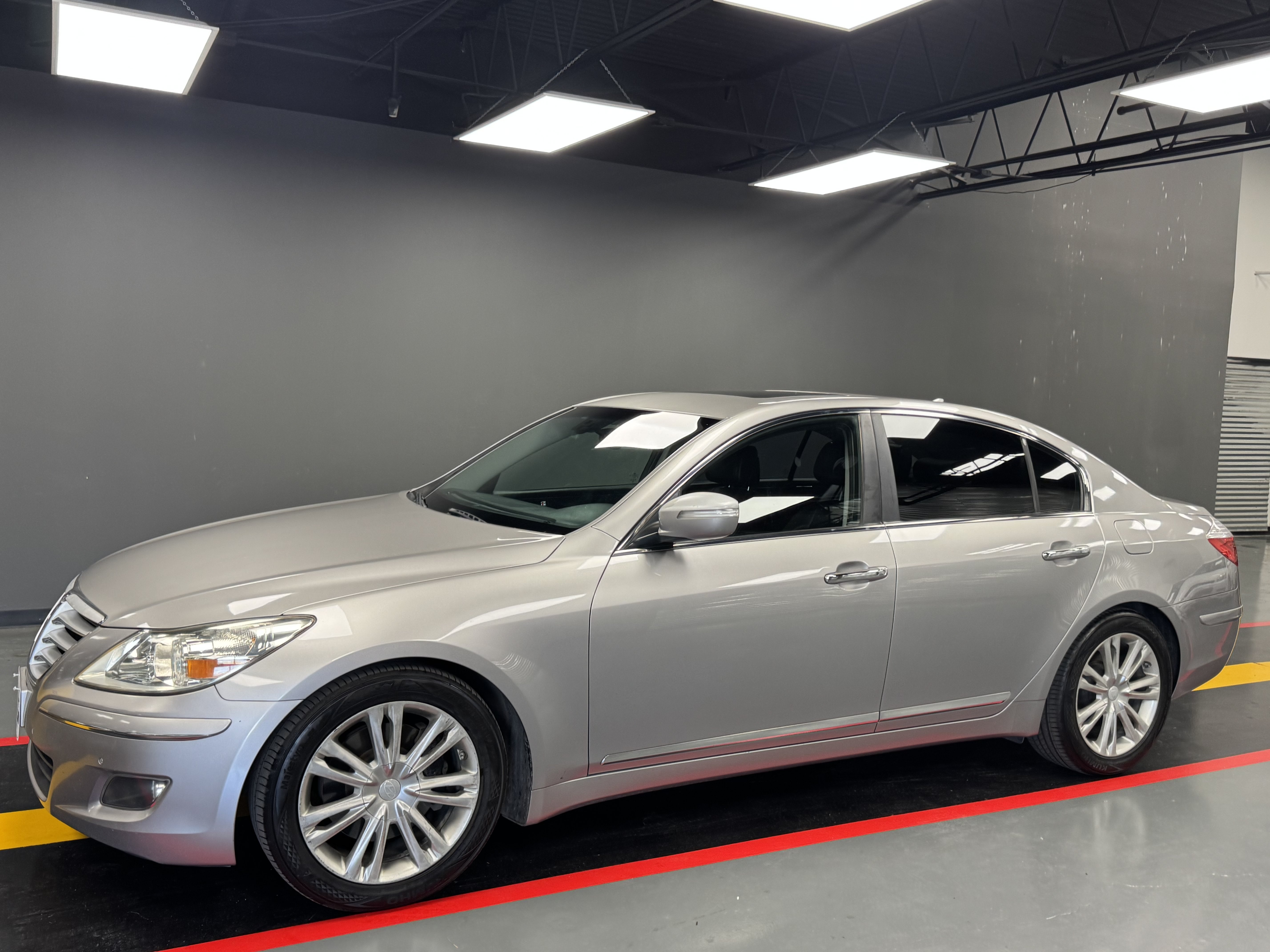 Used 2009 Hyundai Genesis 4.6 w/ Technology Pkg 5 RWD image 2