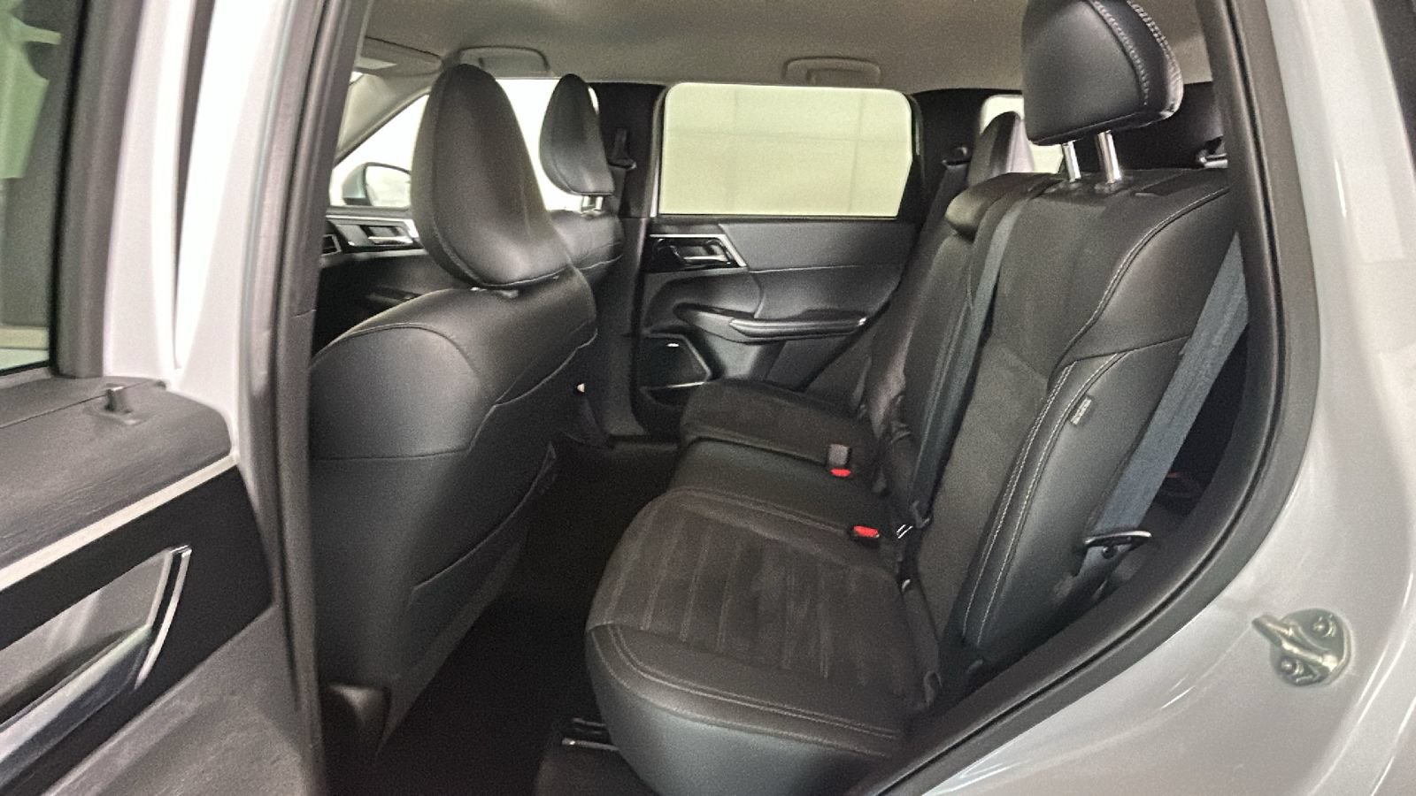 Used 2025 Mitsubishi Outlander SE AWD/4WD image 30