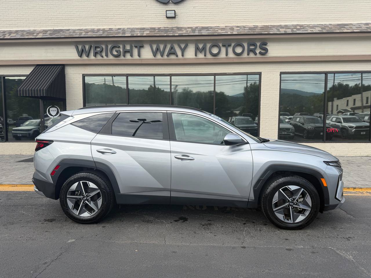 Used 2025 Hyundai Tucson SEL FWD image 2