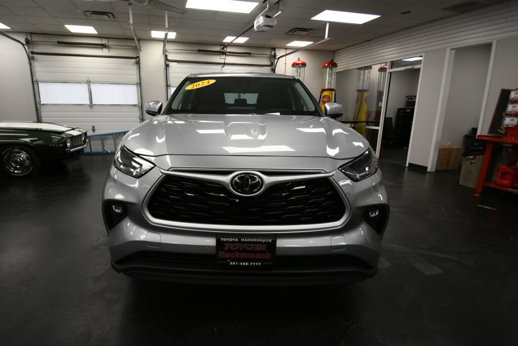 Certified 2024 Toyota Highlander LE image 2
