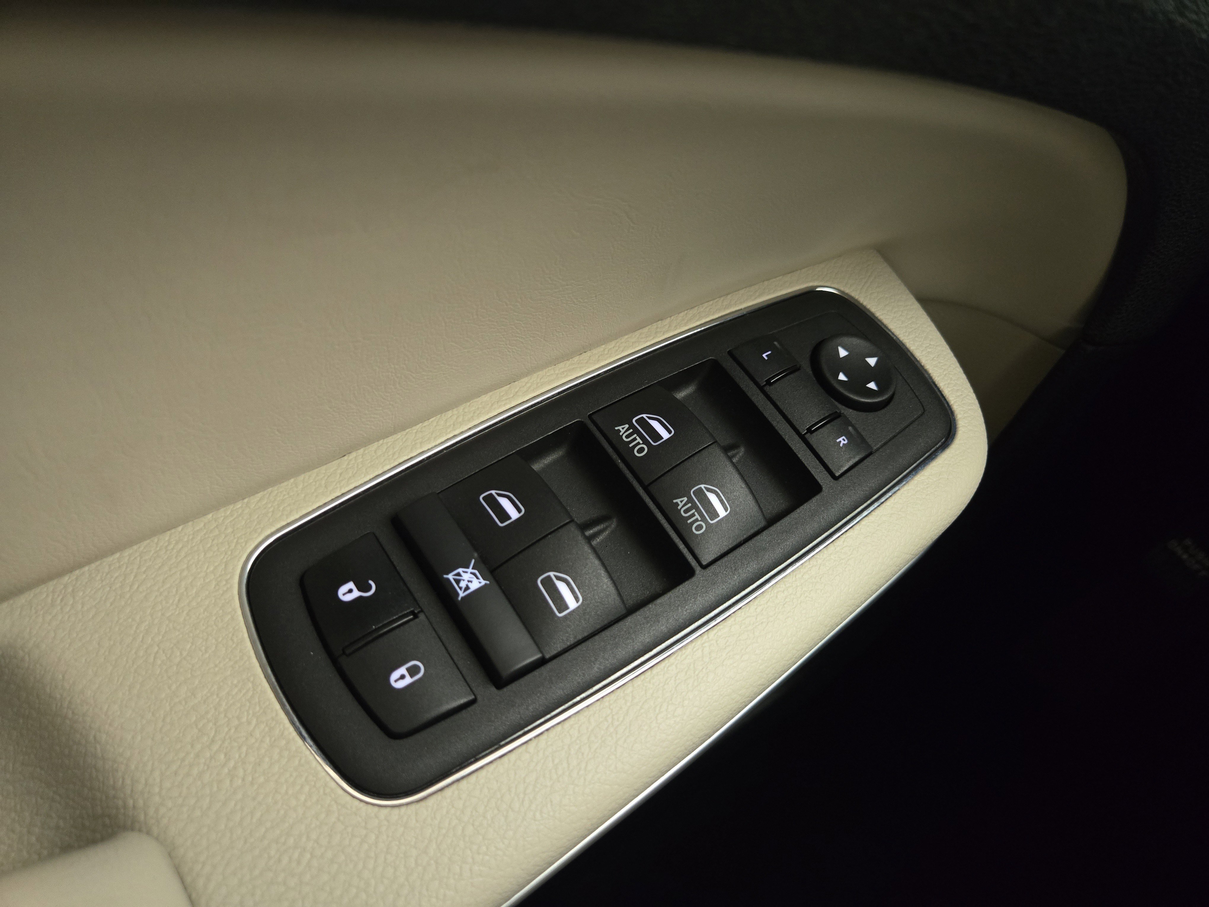 Used 2023 Chrysler 300 Touring w/ Sport Appearance Package RWD image 29