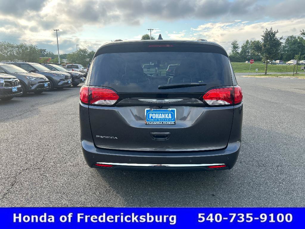 Used 2017 Chrysler Pacifica Touring-L Plus FWD image 4
