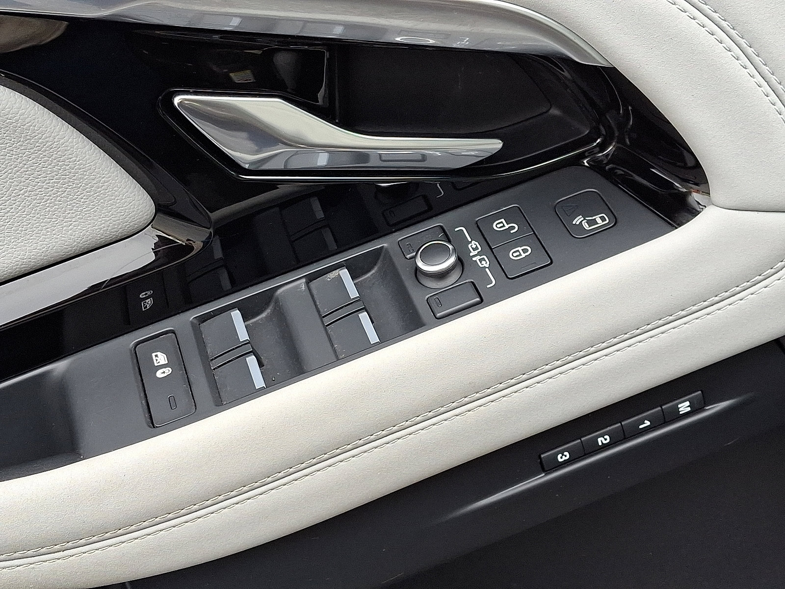 Used 2020 Land Rover Range Rover Evoque SE image 12