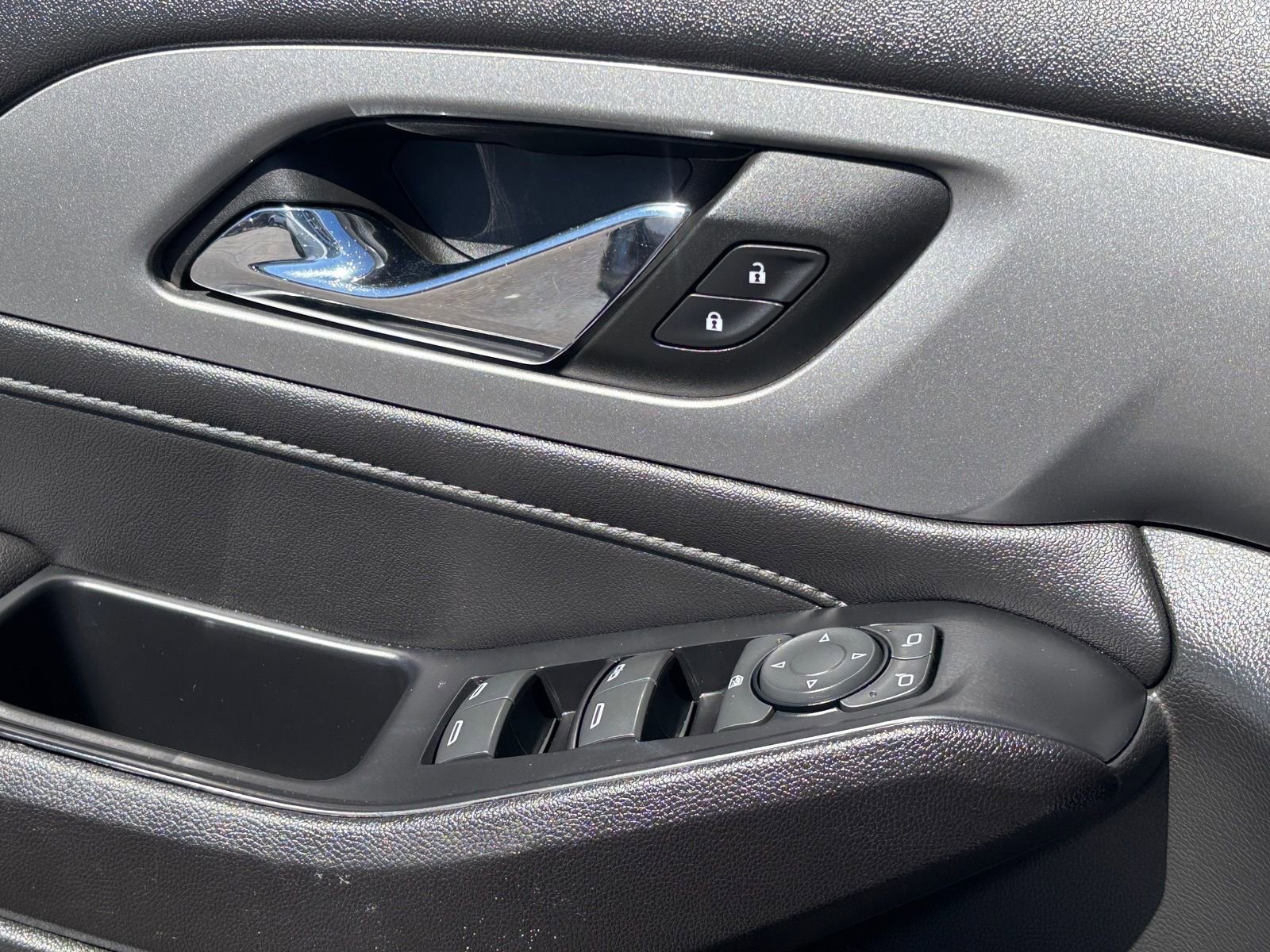 Used 2023 Chevrolet Traverse LT image 33