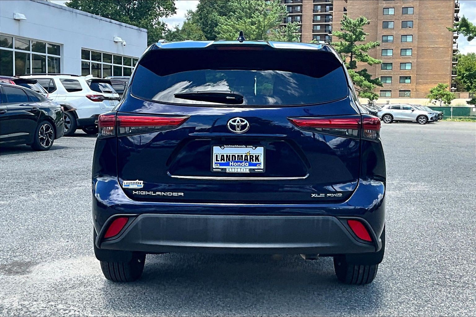 Used 2023 Toyota Highlander XLE AWD/4WD image 4