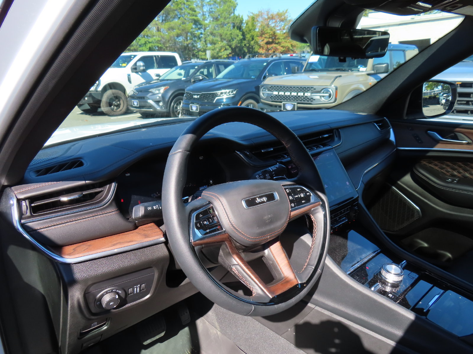 Used 2025 Jeep Grand Cherokee Summit w/ Adv Protech Group IV AWD/4WD image 14