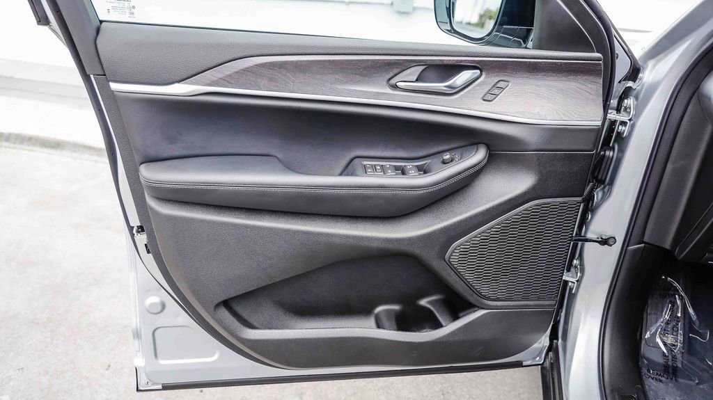 New 2025 Jeep Grand Cherokee L Limited w/ Black Appearance Package image 23